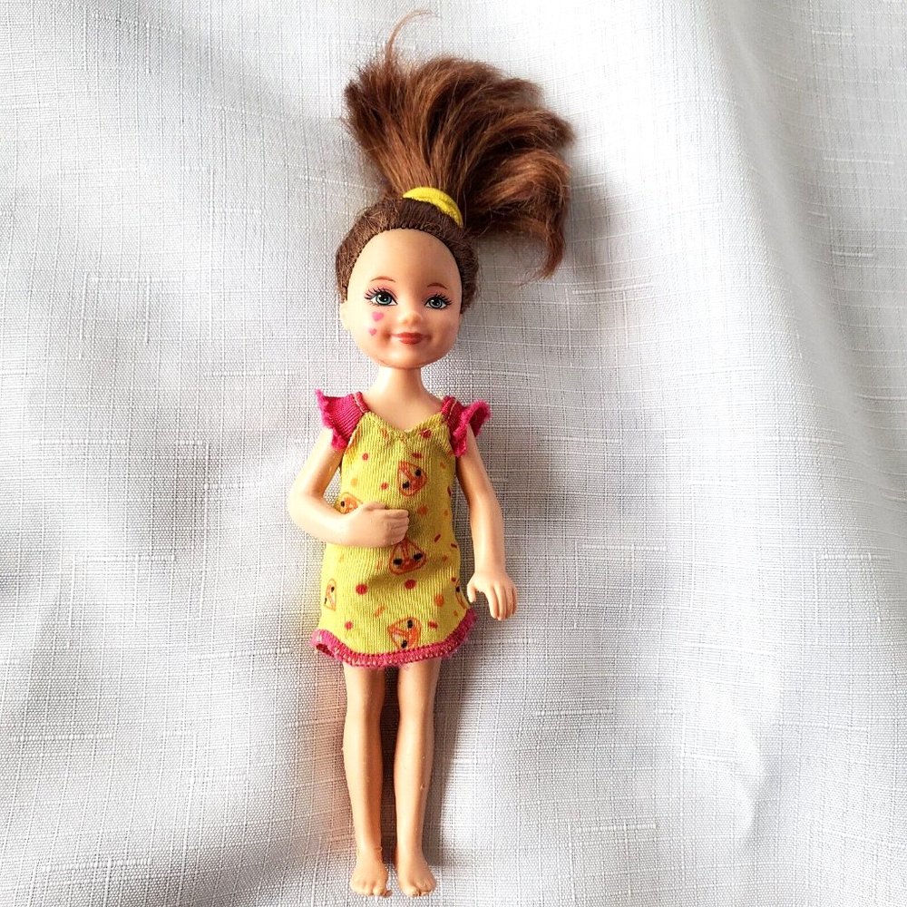 2010 Mattel Barbie's Sister Chelsea Love With Hearts on Face 5.5" Brunette Doll